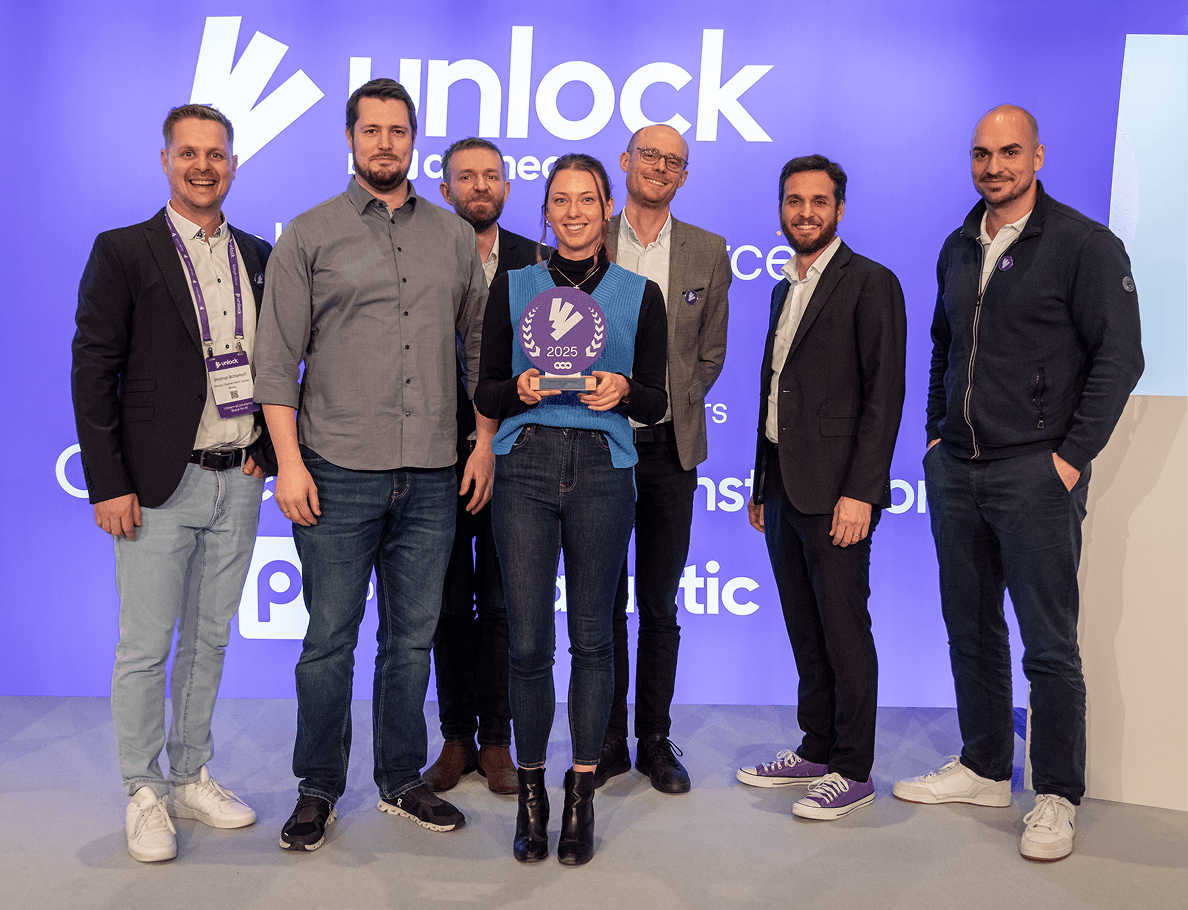 Mitarbeiter von Akeneo und piazza blu, die den Award entgegengenommen haben