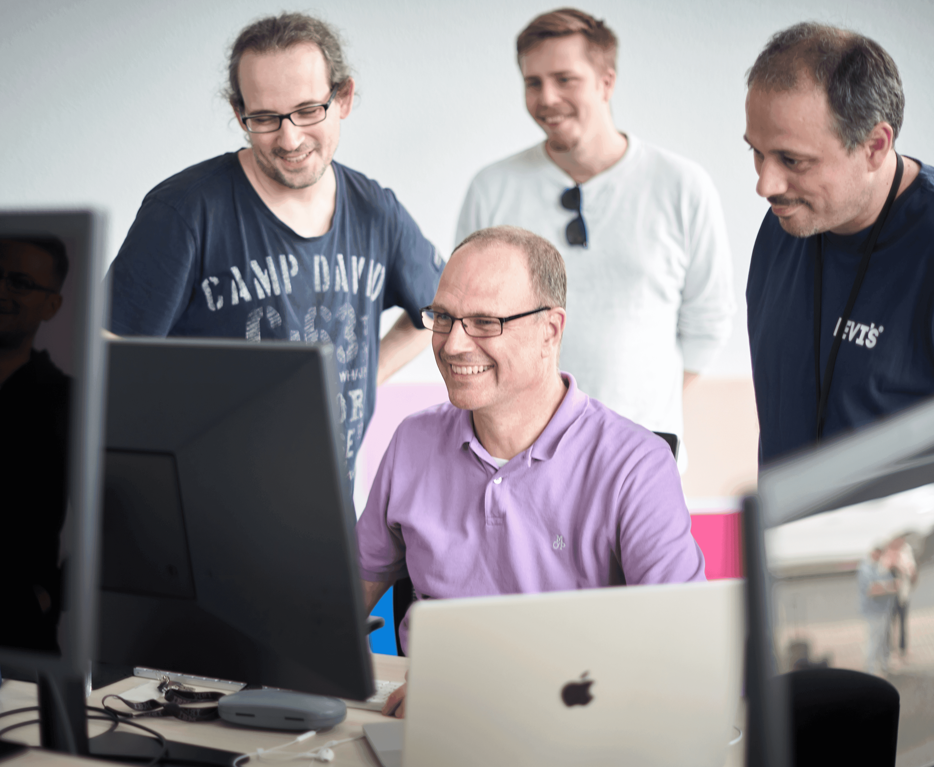Mitarbeiter fröhlich bei der Zusammenarbeit