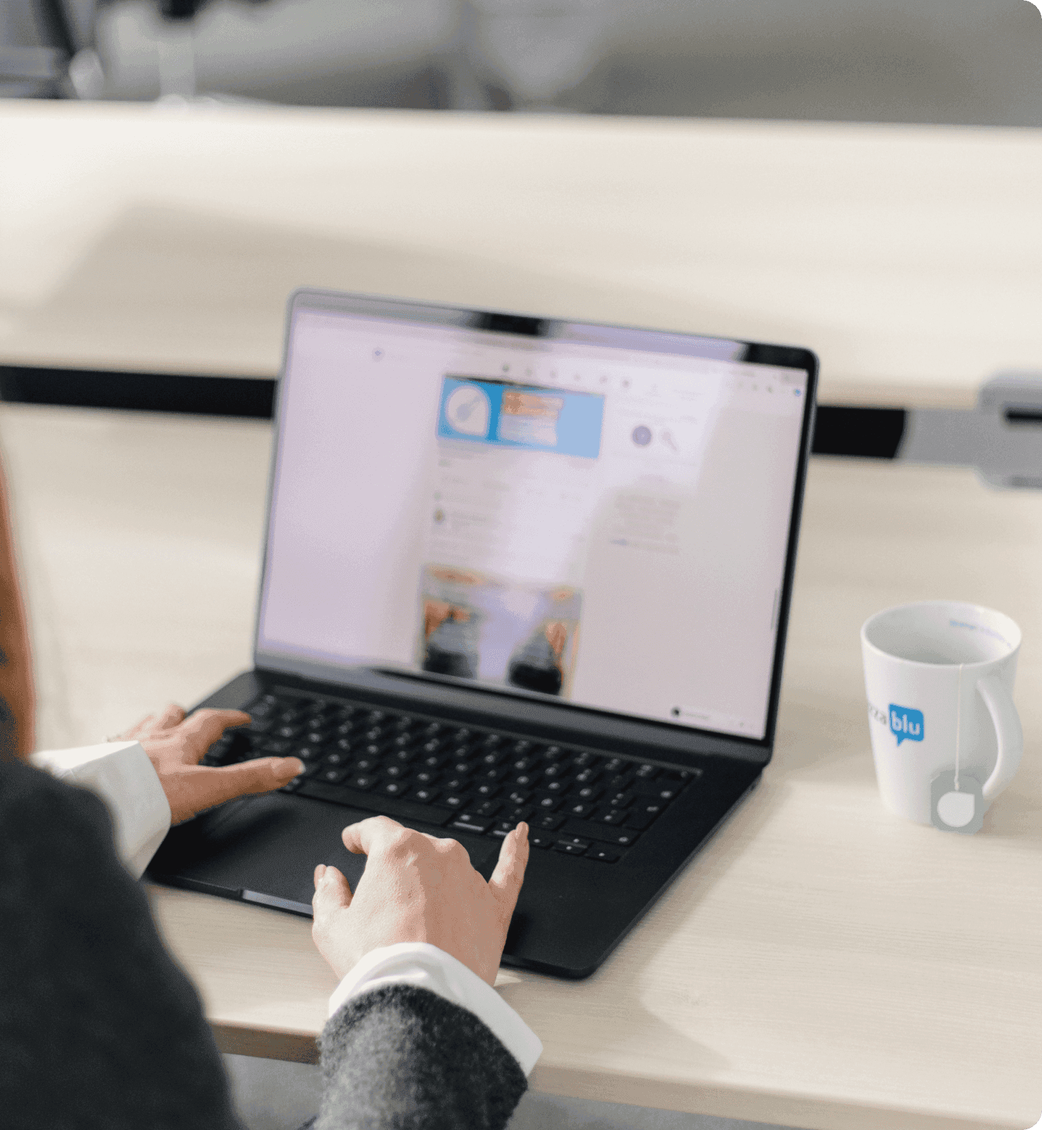 Blick über die Schulter auf einen Laptop