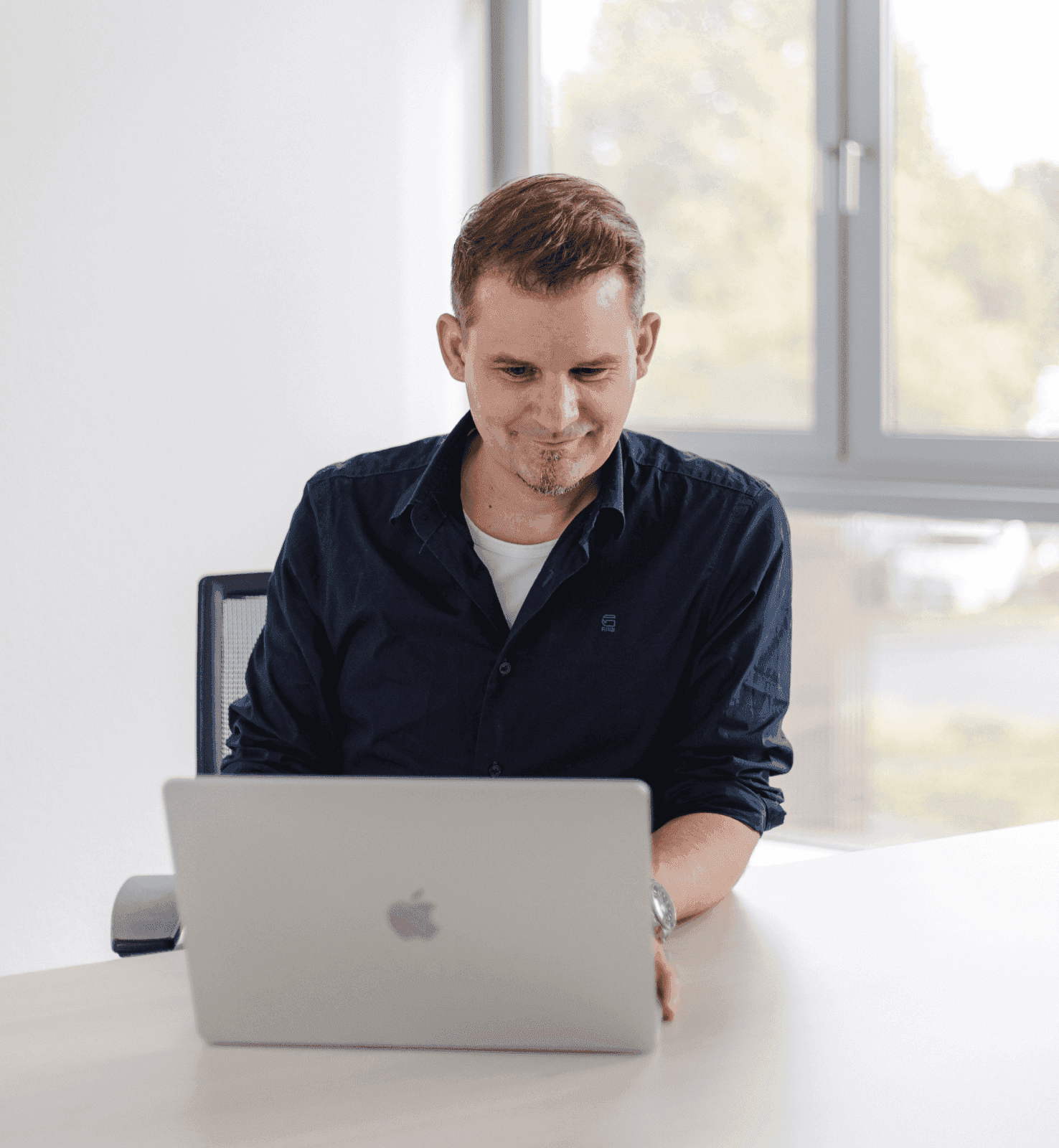 Mitarbeiter arbeitet am Laptop