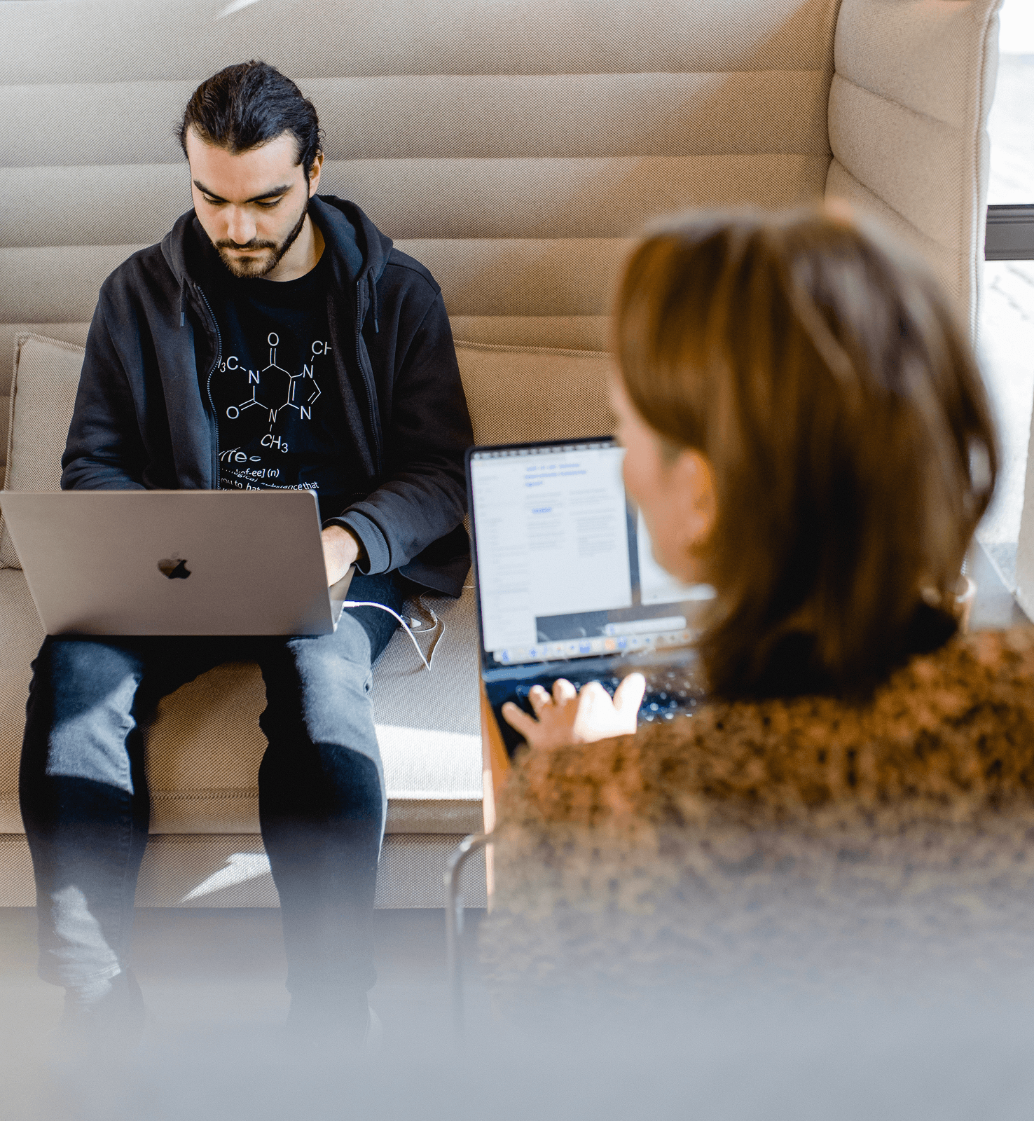 Mitarbeiter von piazza blu am Laptop in einem Gespräch